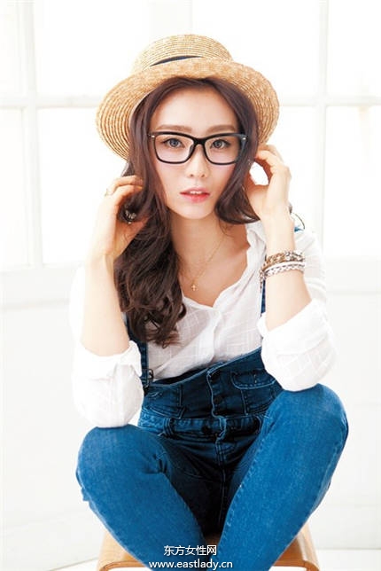 松軟發(fā)搭配時(shí)髦眼鏡 清純又性感