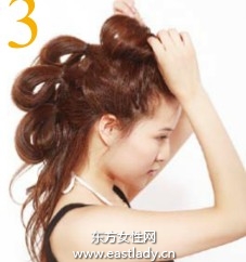 多層卷卷麻花辮突顯個性與隨性姿態(tài)