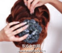 雙麻花辮繞盤發(fā)打造浪漫異域風(fēng)情