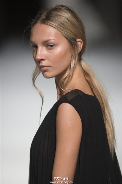 低馬尾的幾種變化 這樣綁立馬變小臉