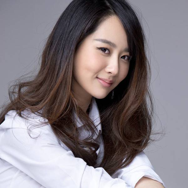 9款時(shí)尚職業(yè)裝發(fā)型 輕松幫你打造職場(chǎng)時(shí)尚達(dá)人范