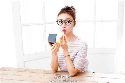 松軟發(fā)搭配時(shí)髦眼鏡 清純又性感