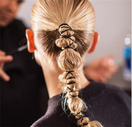 馬尾+圍巾今冬發(fā)型就這樣設(shè)計