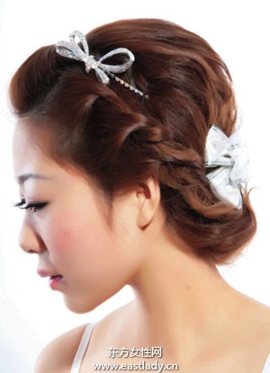 韓式盤發(fā)搭配蝴蝶結(jié)做性感美少婦