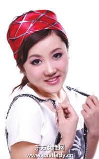 簡單絲巾扎法展現(xiàn)時(shí)尚風(fēng)格