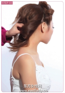 韓式盤發(fā)搭配蝴蝶結(jié)做性感美少婦