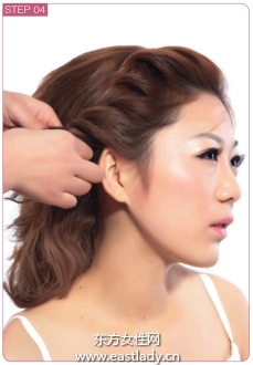 韓式編發(fā)發(fā)型搭配蝴蝶結(jié)很有甜美氣質(zhì)