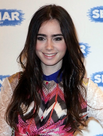 長(zhǎng)、短、直、卷全都Hold得住 莉莉柯林斯發(fā)型全紀(jì)錄