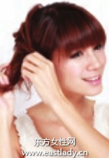 層次感單側(cè)辮營造親巧感