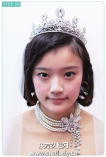 雙側(cè)三股辮配上皇冠與項鏈?zhǔn)拱l(fā)型更加奢華