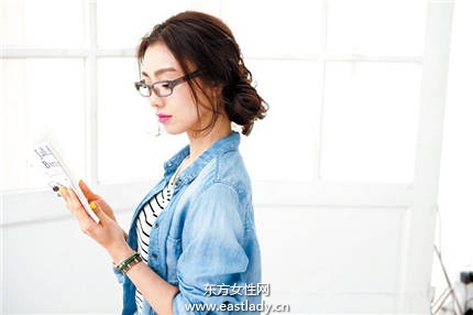 松軟發(fā)搭配時(shí)髦眼鏡 清純又性感