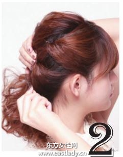 后側(cè)公主盤發(fā)發(fā)型 呈現(xiàn)清晰臉部輪廓