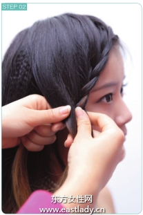 雙側(cè)三股辮配上皇冠與項鏈使發(fā)型更加奢華