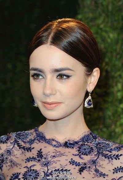 長(zhǎng)、短、直、卷全都Hold得住 莉莉柯林斯發(fā)型全紀(jì)錄