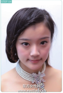 雙側(cè)三股辮配上皇冠與項鏈使發(fā)型更加奢華