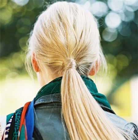 馬尾+圍巾今冬發(fā)型就這樣設(shè)計