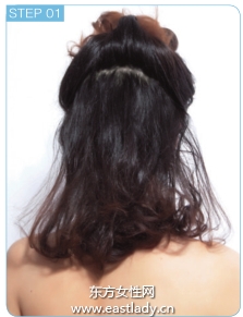 蓬松盤發(fā)配上珍珠夾子營(yíng)造復(fù)古風(fēng)