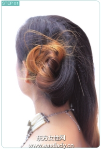 雙側(cè)三股辮配上皇冠與項鏈使發(fā)型更加奢華