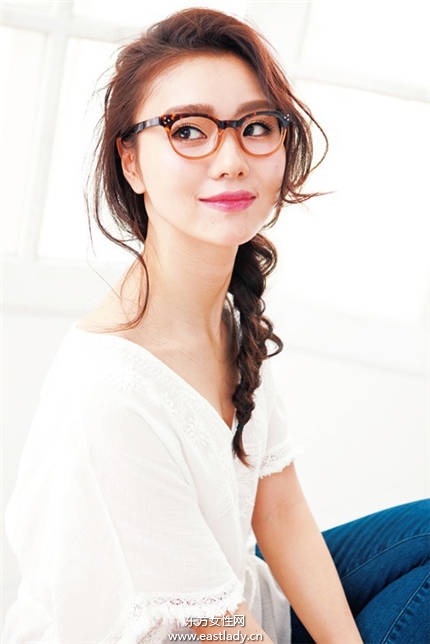 松軟發(fā)搭配時髦眼鏡 清純又性感