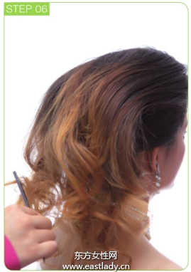 額頭珍珠飾品點(diǎn)綴發(fā)型很有女人味