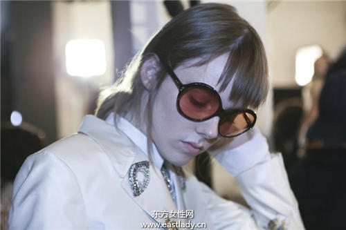 低馬尾的幾種變化 這樣綁立馬變小臉