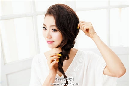 松軟發(fā)搭配時髦眼鏡 清純又性感