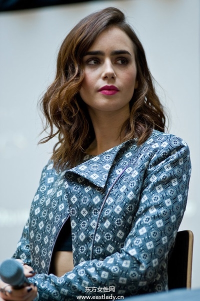 長(zhǎng)、短、直、卷全都Hold得住 莉莉柯林斯發(fā)型全紀(jì)錄