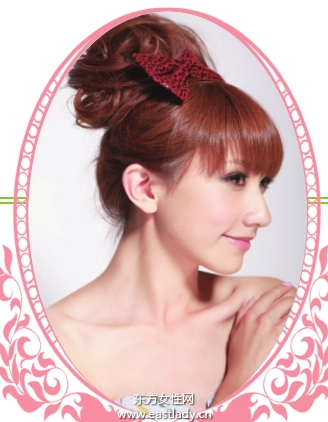 自然卷韓式丸子頭突出青春洋溢氣質(zhì)