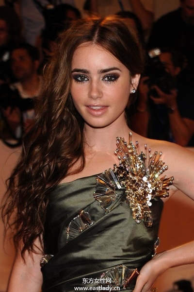 長、短、直、卷全都Hold得住 莉莉柯林斯發(fā)型全紀(jì)錄