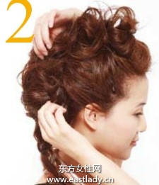 多層卷卷麻花辮突顯個性與隨性姿態(tài)