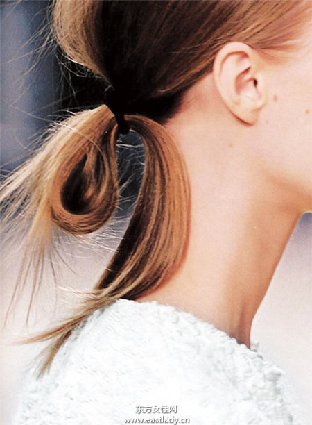 跟明星學(xué)綁及肩短發(fā) 變身率性女神