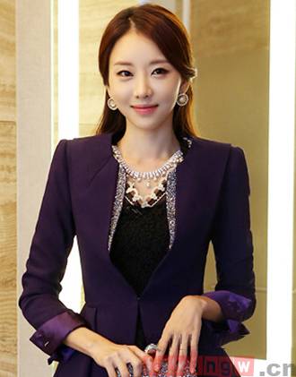 9款時(shí)尚職業(yè)裝發(fā)型 輕松幫你打造職場(chǎng)時(shí)尚達(dá)人范