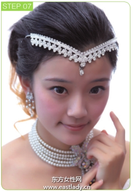 額頭珍珠飾品點(diǎn)綴發(fā)型很有女人味