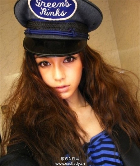 時尚卷發(fā)發(fā)型圖片欣賞