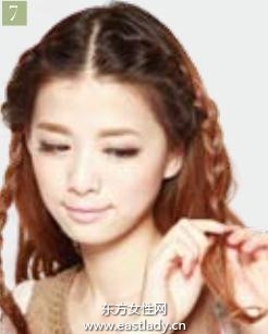 側(cè)蝎子辮卷發(fā)發(fā)型讓人眼前一亮