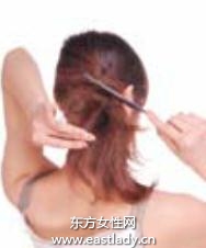 鵝黃色尖嘴夾搭配中長發(fā)透出嬌媚感