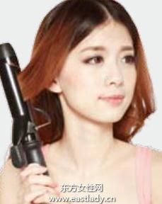 松散側(cè)編發(fā)+兔耳發(fā)箍打造約會發(fā)型