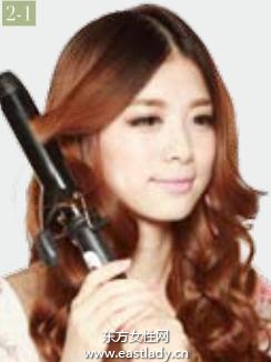 側(cè)蝎子辮卷發(fā)發(fā)型讓人眼前一亮