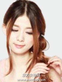 松散側(cè)編發(fā)+兔耳發(fā)箍打造約會發(fā)型