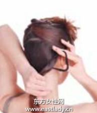 鵝黃色尖嘴夾搭配中長發(fā)透出嬌媚感