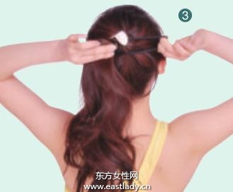 小頭花發(fā)飾搭配卷發(fā)溫馨感十足