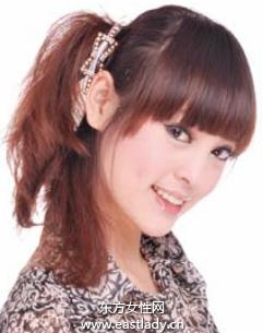 馬尾搭配樹形夾提升優(yōu)雅氣質(zhì)