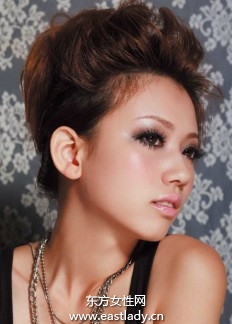 適合小臉發(fā)型的上翻劉海梳法