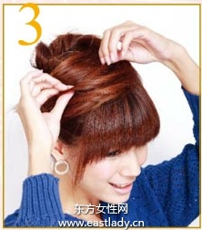 復(fù)古斜梳高盤發(fā)展現(xiàn)青春靚麗