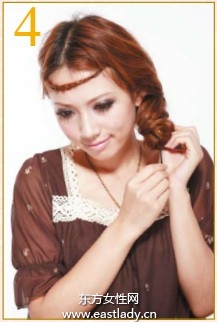 用劉海發(fā)束編出細(xì)細(xì)小辮子