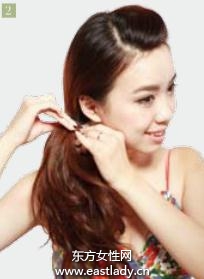 側(cè)擰卷花苞頭發(fā)型設(shè)計(jì)在平凡中大放異彩