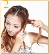 編發(fā)手法搭配微卷發(fā)尾打造清新感發(fā)型