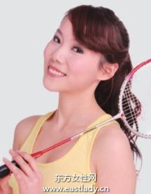 小頭花發(fā)飾搭配卷發(fā)溫馨感十足