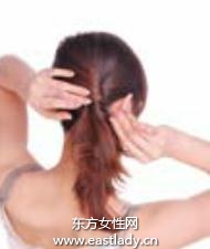 鵝黃色尖嘴夾搭配中長發(fā)透出嬌媚感