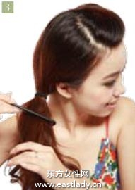 側(cè)擰卷花苞頭發(fā)型設(shè)計(jì)在平凡中大放異彩